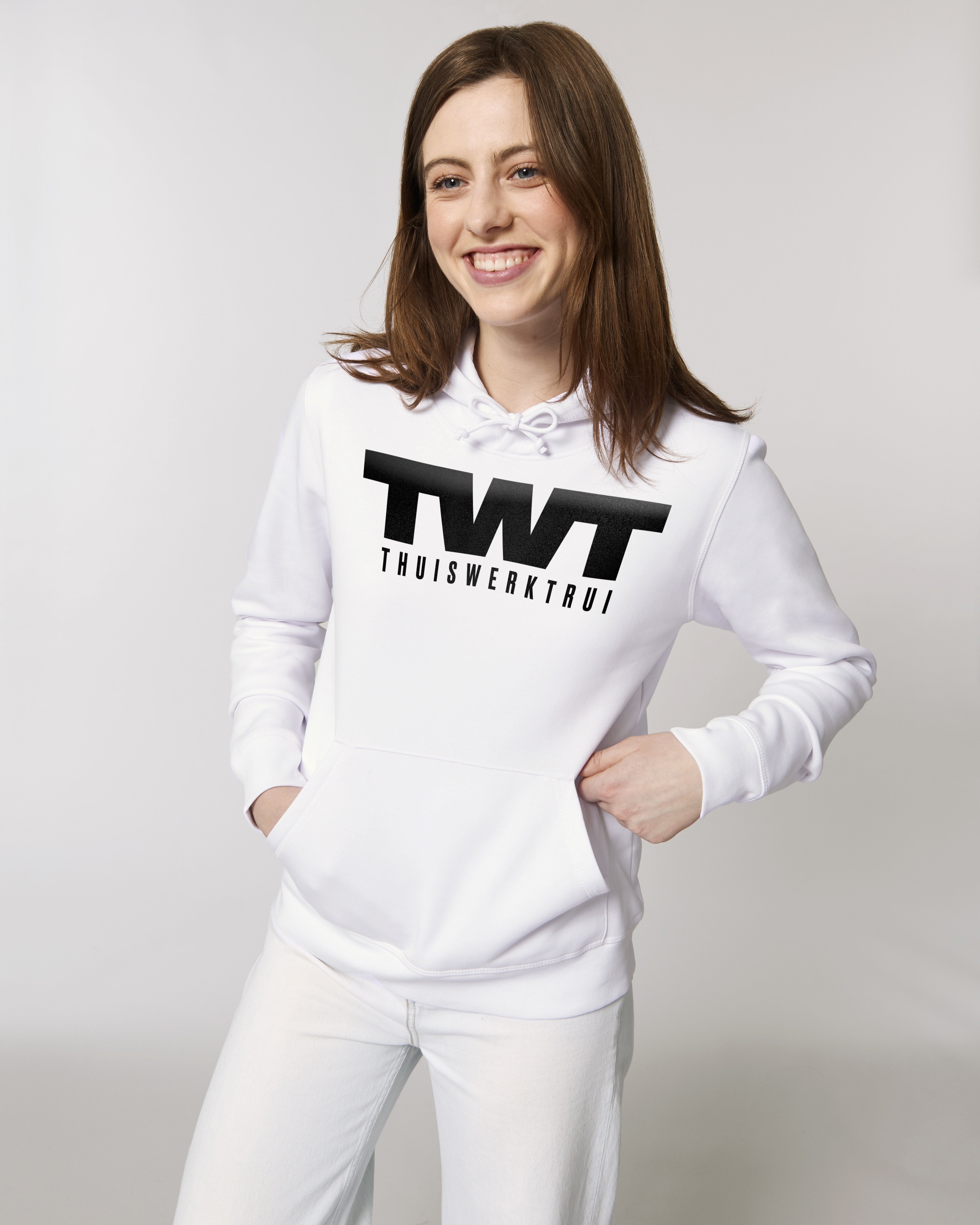 Hoodie met vet geschreven opdruk 'TWT en thuiswerktrui' - Zwart opdruk Hoodie met vet geschreven opdruk 'TWT en thuiswerktrui' - Zwart opdruk